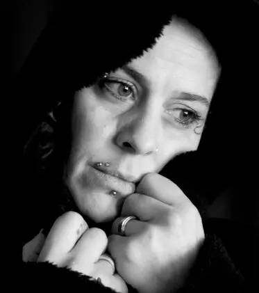 Das Foto zeigt eine Person in Angst. Hypnose bei Ängsten hilft dabei die Ängste zu lösen.